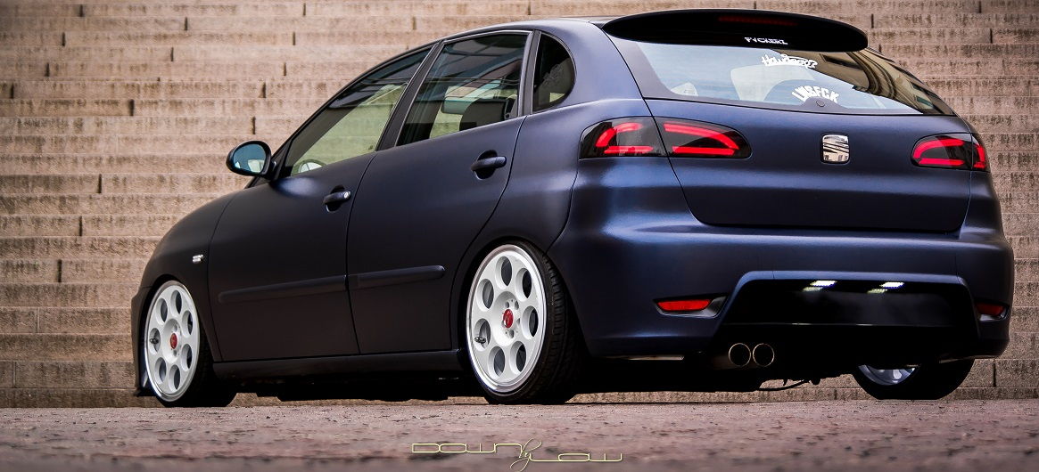 Seat Ibiza 6L in the old town from behind